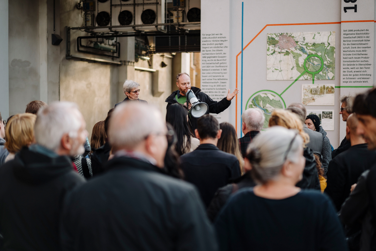 veranstaltungsmacher HTW 25 Jahre Einweihung der Wandcollage Campus Wilhelminenhof Sprecher vor Publikum