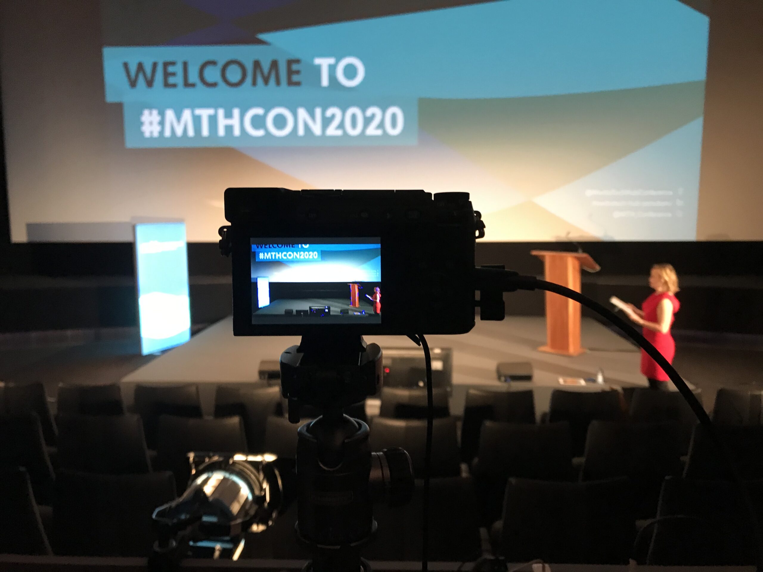 veranstaltungsmacher mth mediatech hub conference 2020 Buehne Kamera vor Screen scaled