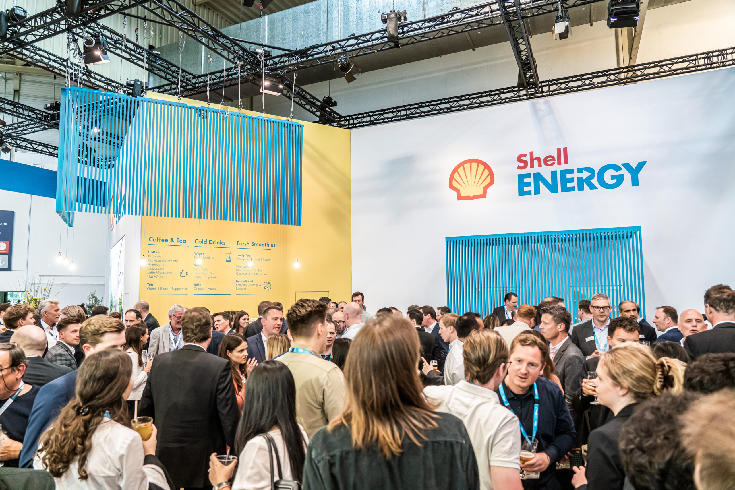 veranstaltungsmacher Shell E world energywater 2023 Messestand LogoShell mit Publikum scaled