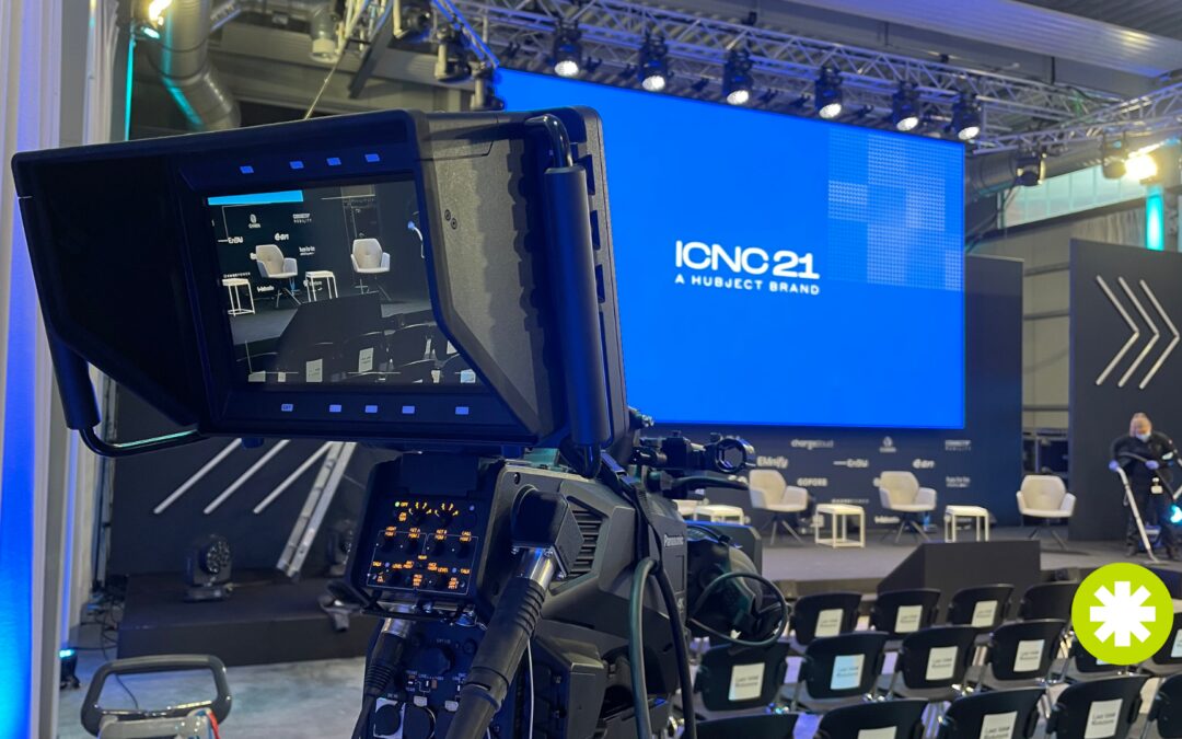 Blick auf Kamera und Bühne mit großer blauer Leinwand, leere Bestuhlung Event Veranstaltung Firmen Event