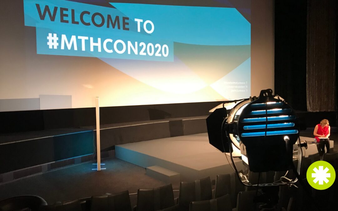 Ansicht auf leere Bühne mit Scheinwerfer Welcome to MTHCON2020 - Event Die Veranstaltungsmacher