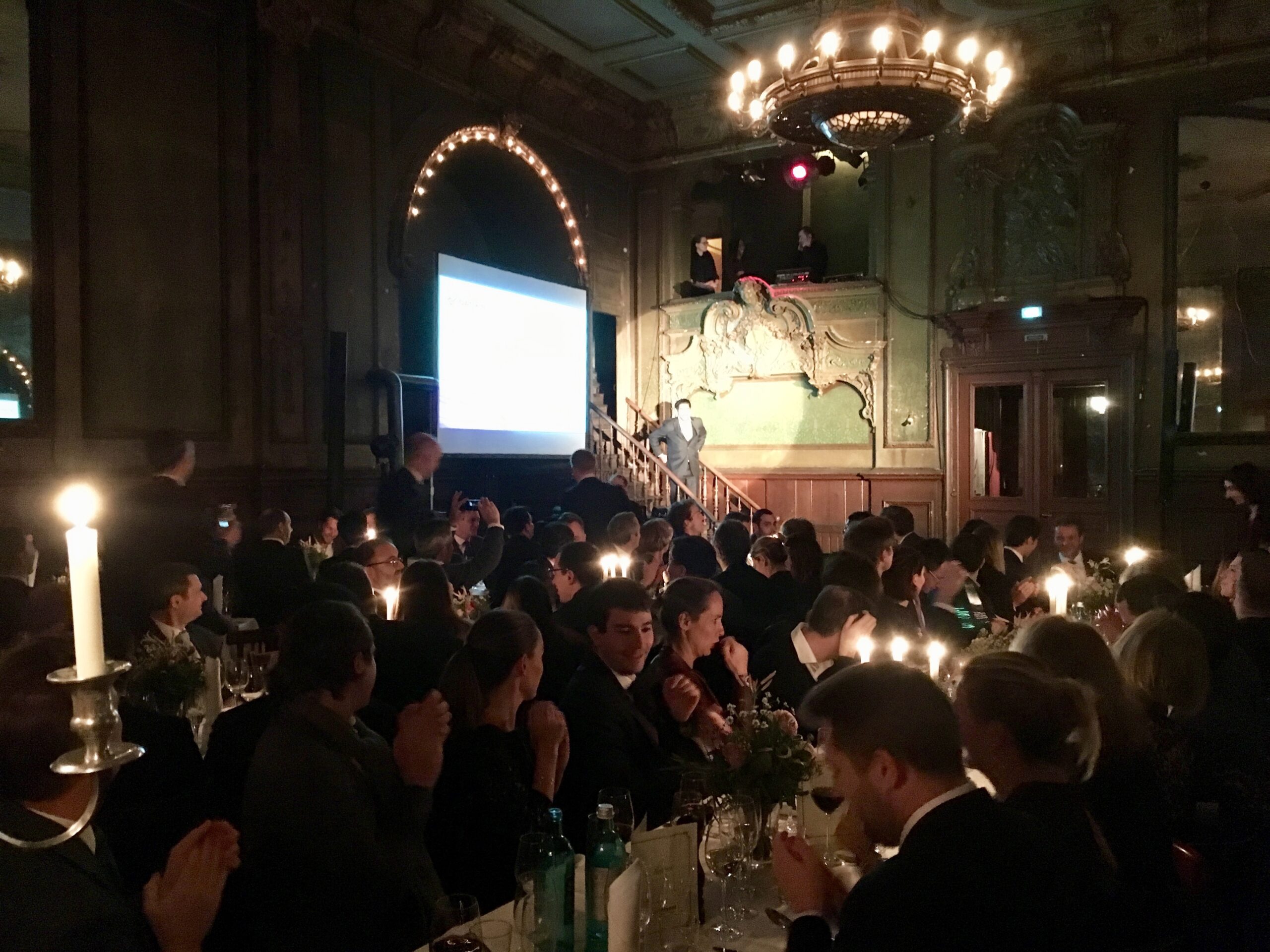 veranstaltungsmacher Natixis Investment Managers Mitarbeiterevent 2017 Awardshow Claerchens Ballhaus Dinnersetup Blick auf Treppe mit screen scaled